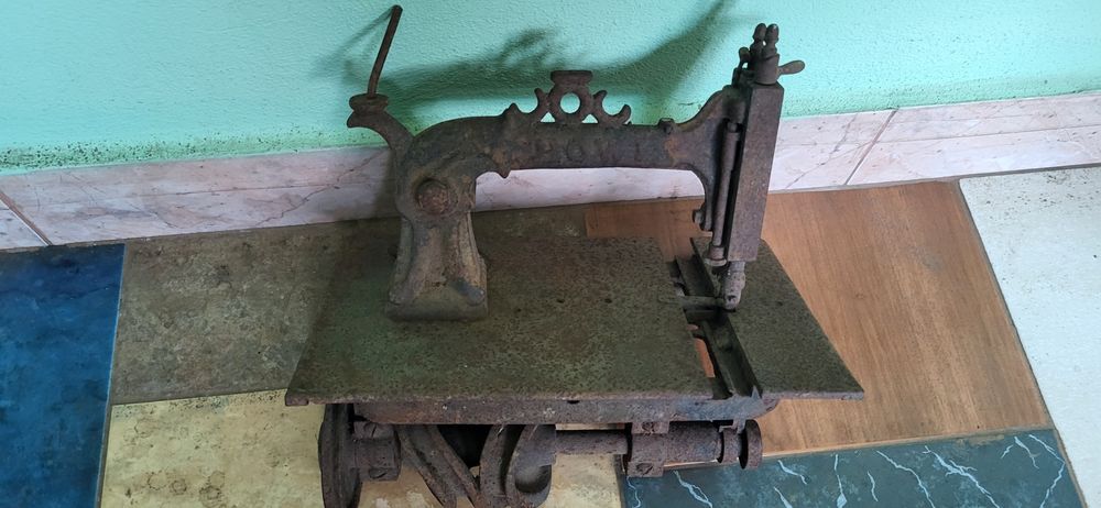 Masina de cusut foarte veche