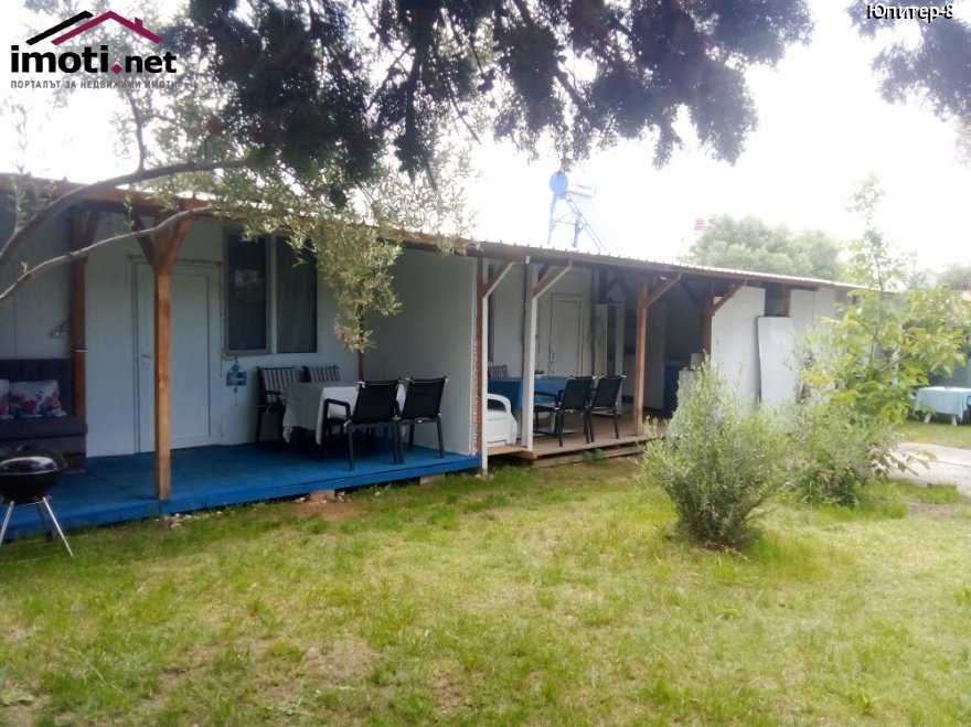 Продава бунгало с веранда в Кариани до брега.