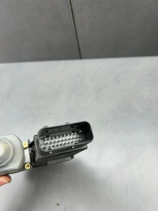 Motoras macara geam fata dreapta 9776105415301 Volkswagen VW Golf 2002