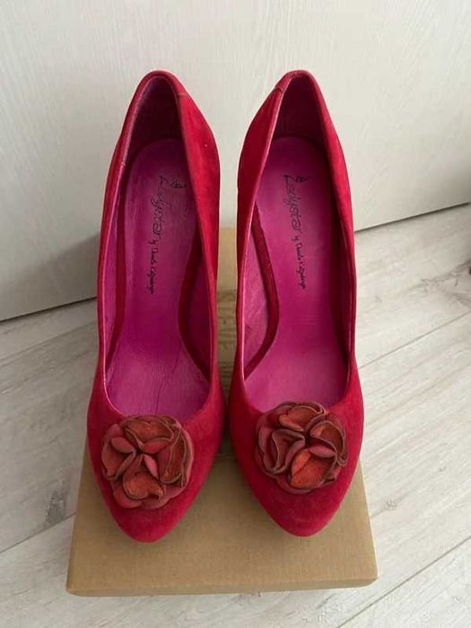 Pantofi din piele intoarsa.