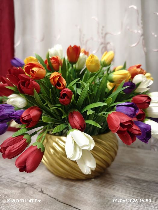 Rangli sun’iy gullar (tuvakda) / Цветные искусственные цветы в горшке