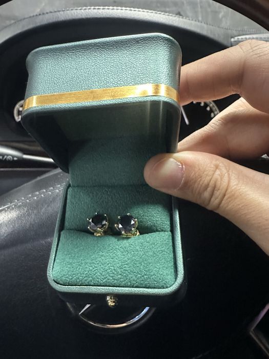 Продам серьги с черным бриллиантом