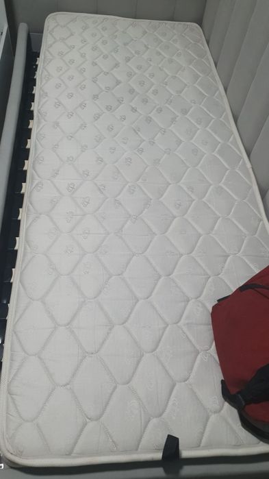 Кровать с матрасом.