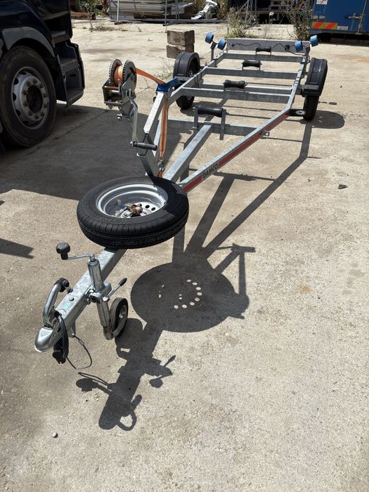 Vand peridoc si  barca