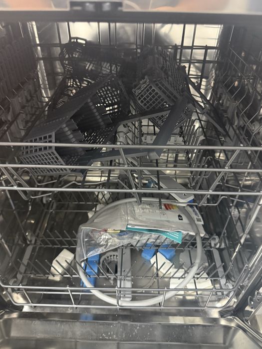 Продавам Съдомиялна за Вграждане Hisense 12 комплекта