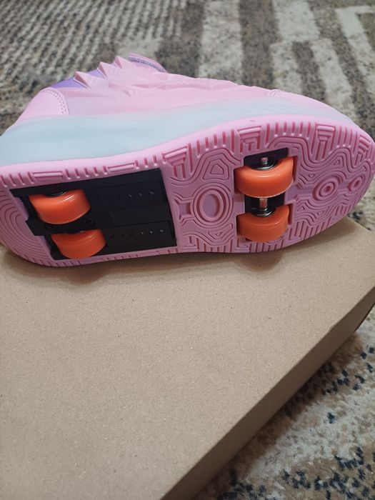 Светещи маратонки с колелца