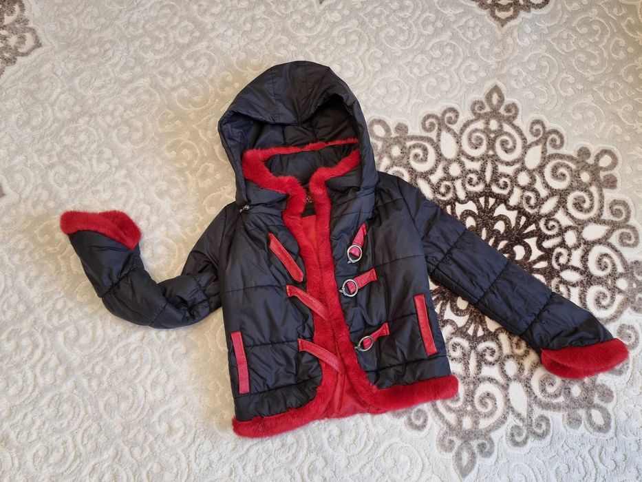 Geaca M dama, scurta neagra cu blanita rosie, gluga