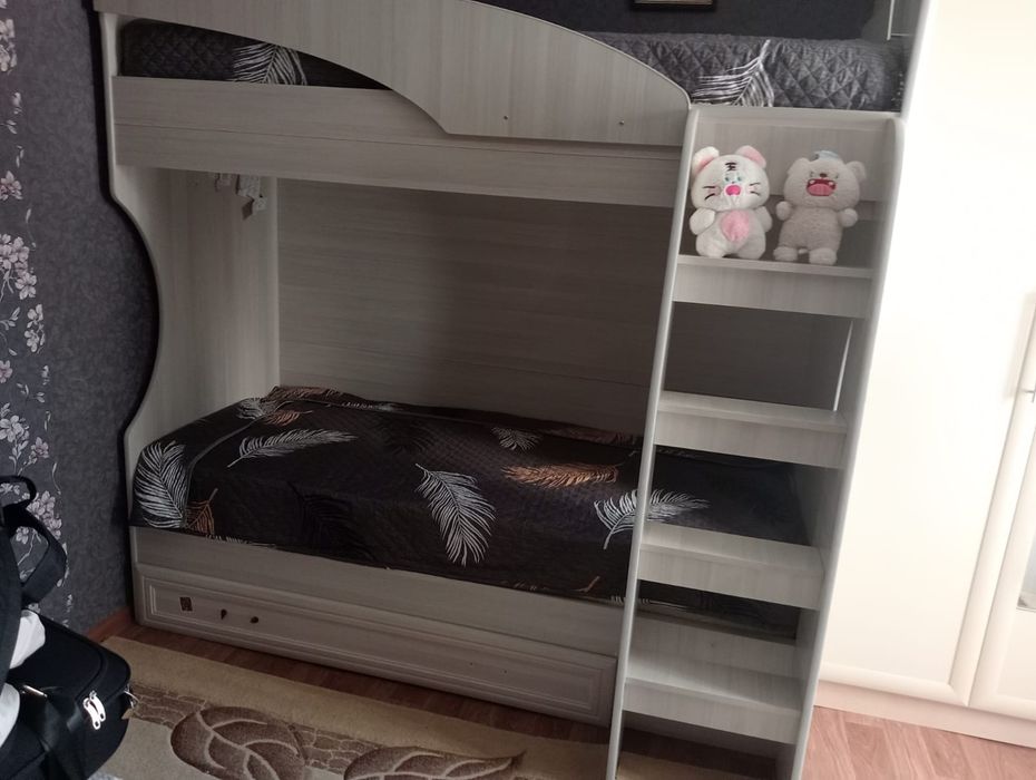 Продам двухъярусную кровать.