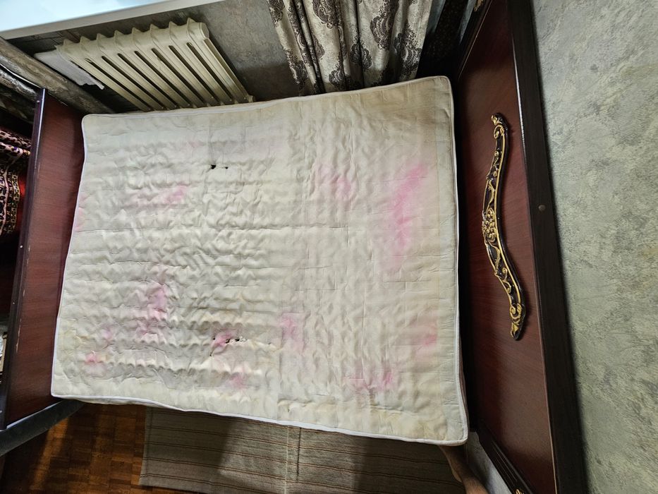 Двуспальная кровать деревянная (под темное дерево) с орнаментом и матр