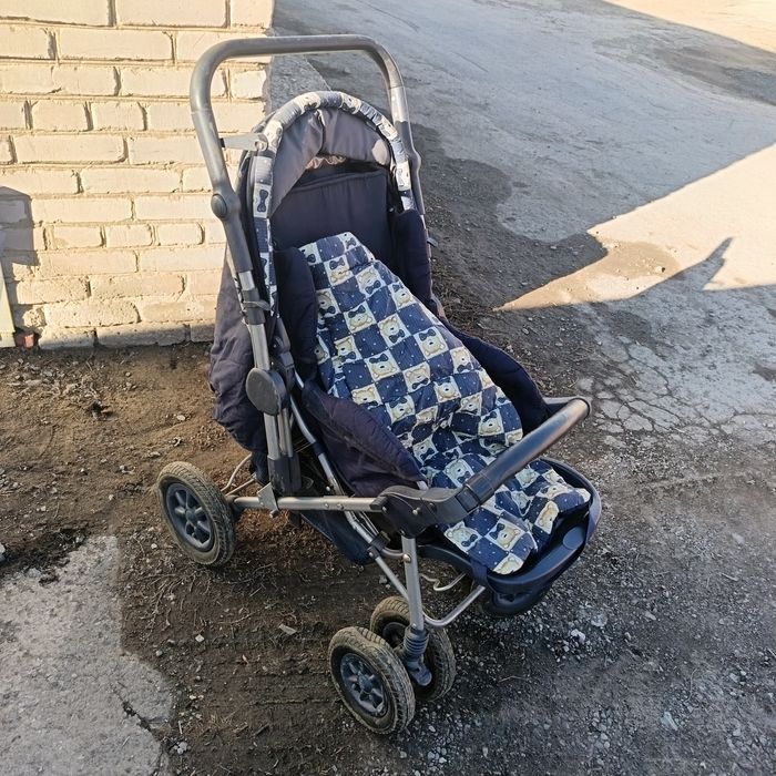 Коляска детская, на мягких колесах с подкачкой. Всесезонная.