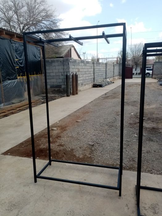 Стол. Стеллаж для дома