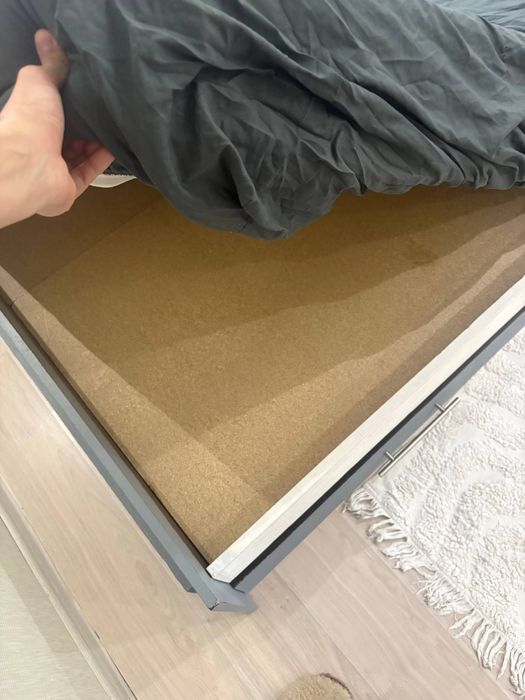 Кровать и тумбочки