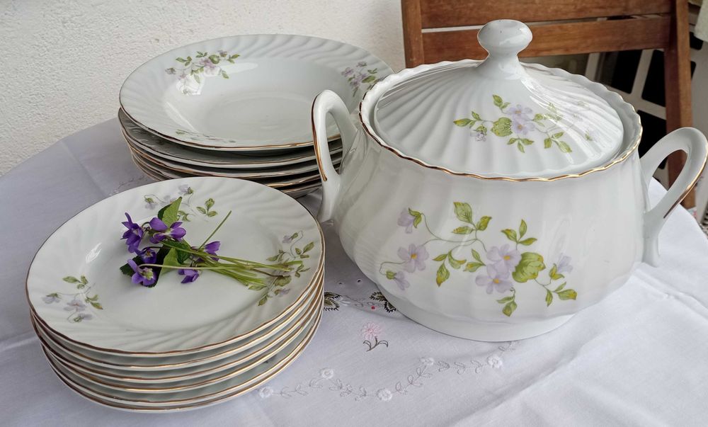 Порцелан за допълване с Теменужки