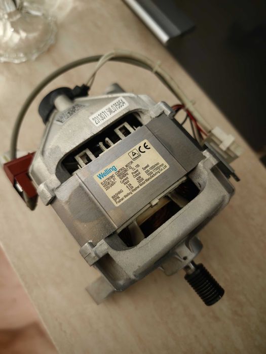 Hotpoint-Ariston AWM 1081 за вграждане мотор и платка