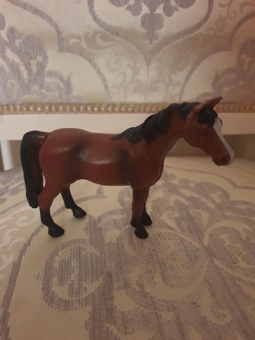 Игрушки лошадка и барашек.