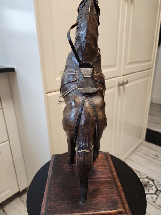 Винтидж кожена скулптура на конче