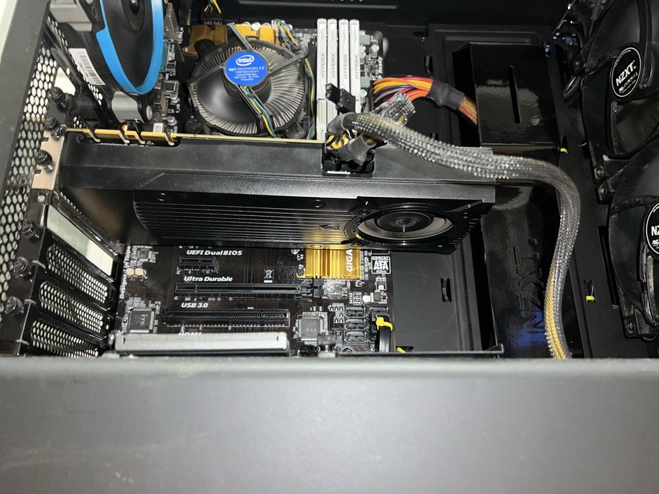 Pc intel i5 4690k, 16gb ram, Nvidia GTX 970, ssd 120gb, hdd 1tb.