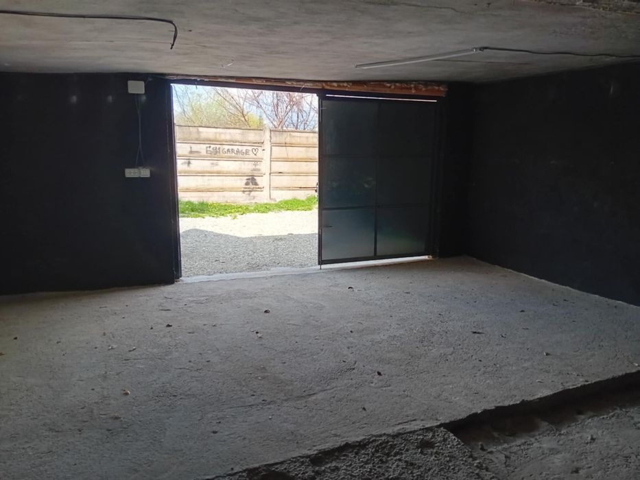 Garaj cu sup.30m2 + curte cu acces auto