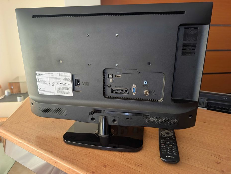 Продавам телевизор 22" LCD TV Philips
