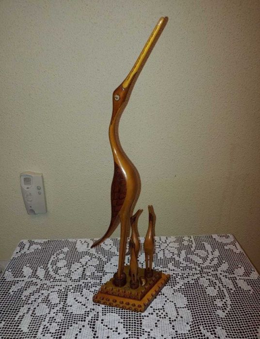 Barza cu pui - sculptură în lemn