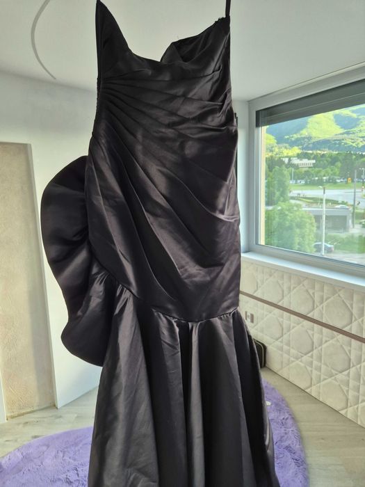 Официална дизайнерска рокля с висока цепка и син акцент.