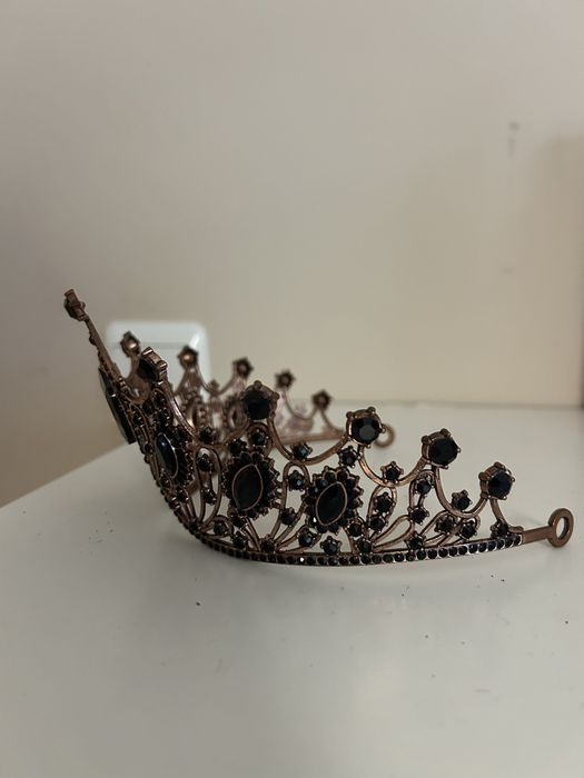 Корона с черни камъни