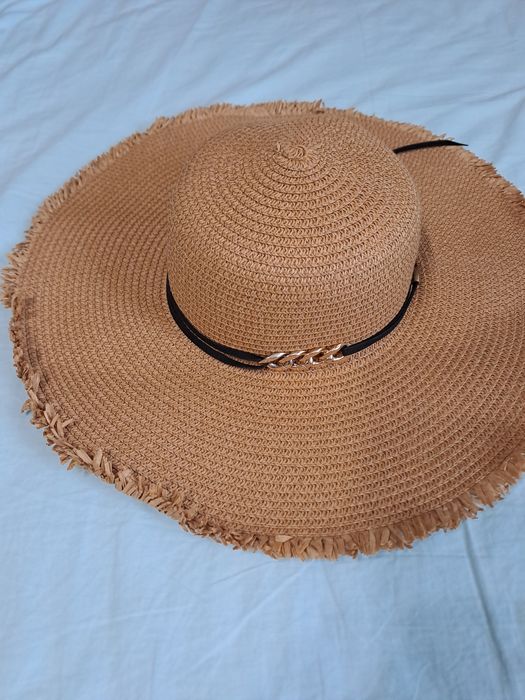 Лот от 2бр плажни шапки за 10лв общо