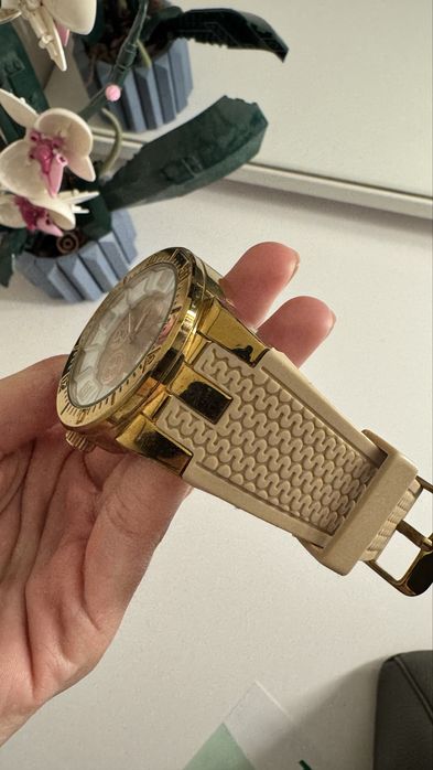 Часовник , Loius