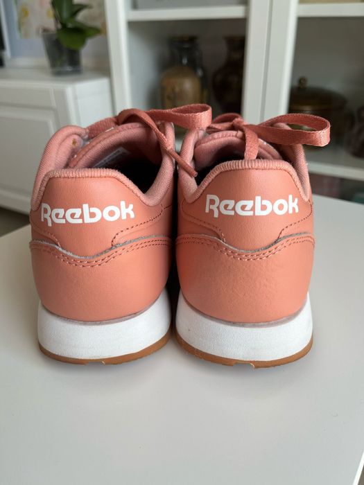 Vand pantofi sport pentru femei Classic Rebok din piele