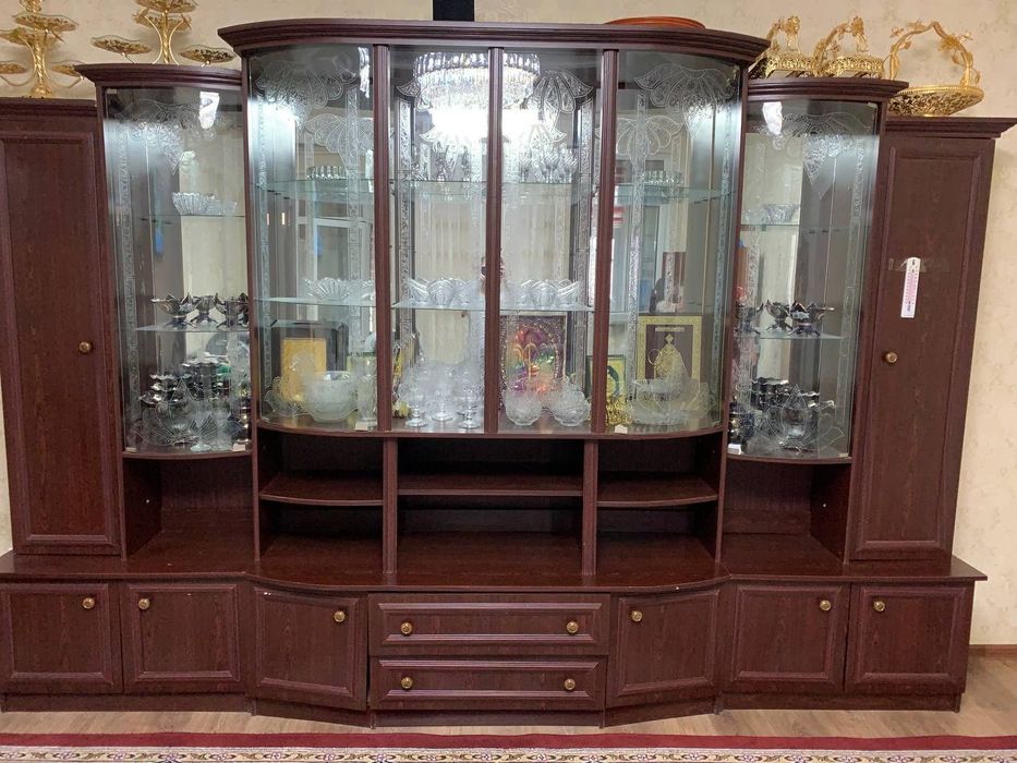 Срочно сервант (горка) сотилади нархини келишамиз