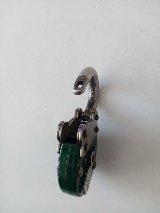 Стар полски катинар, здраво затварящ, брава с обикновен ключ и дръжки