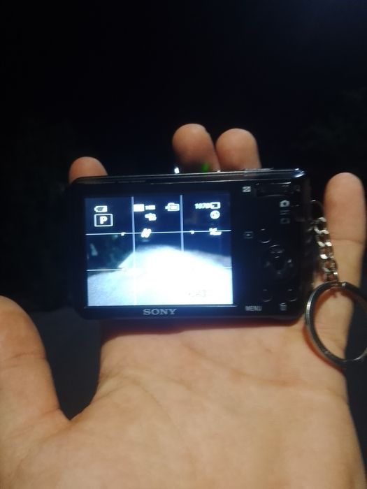 Fotokamera.  SONY CYBERSHOT zudlik bilan sotiladi.