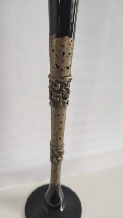 Много висока артистична ваза с метализирана декорация