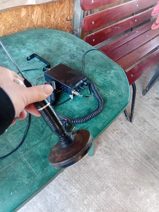 Statie auto emisie-receptie, cu antena