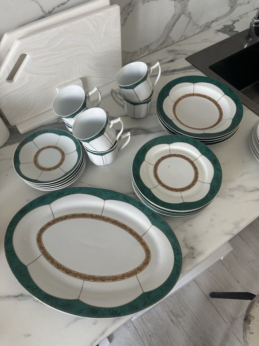 Продам набор посуды + в подарок белые тарелки