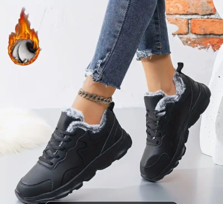 Продам женские утепленные кроссовки. .