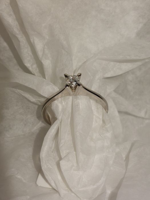 Продам элегантное кольцо с бриллиантом