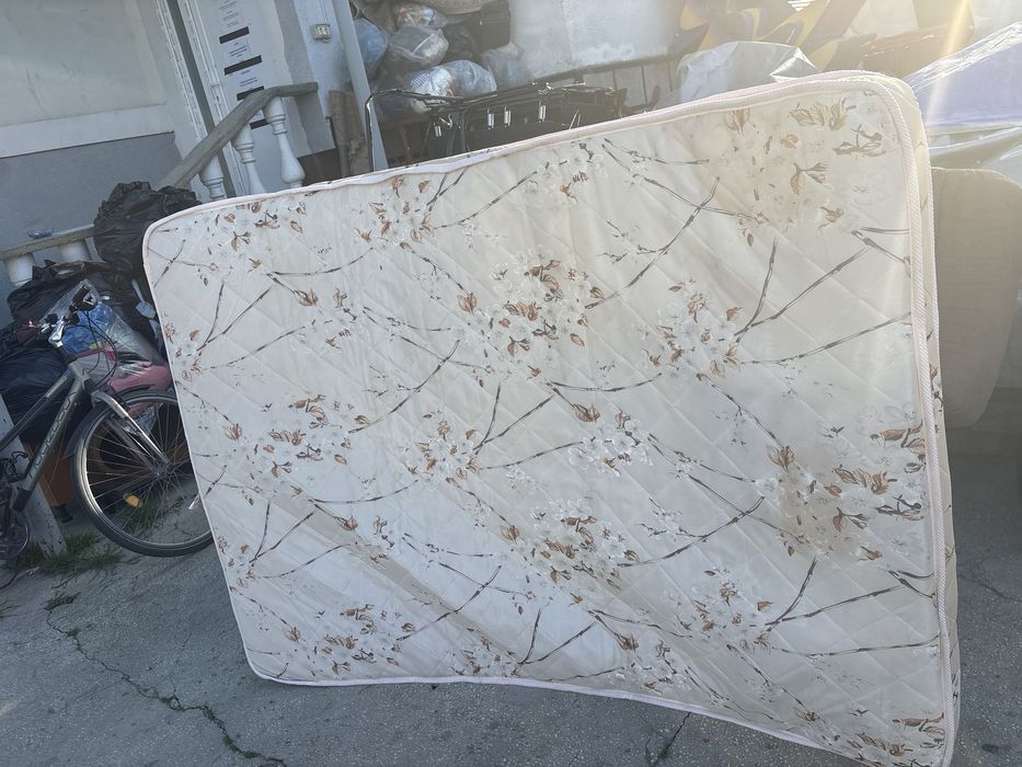 Vand salea  140 x 200 50 lei arcuri