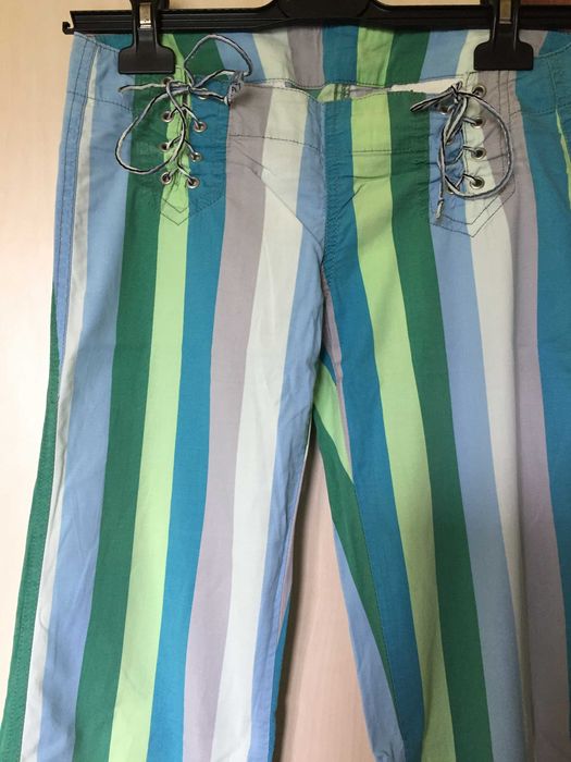 pantaloni colorati cu dungi