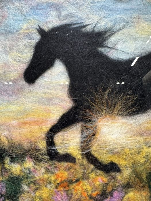 Картина “Черно конче в галоп” - вълна - 40/50см - Весела Геориева