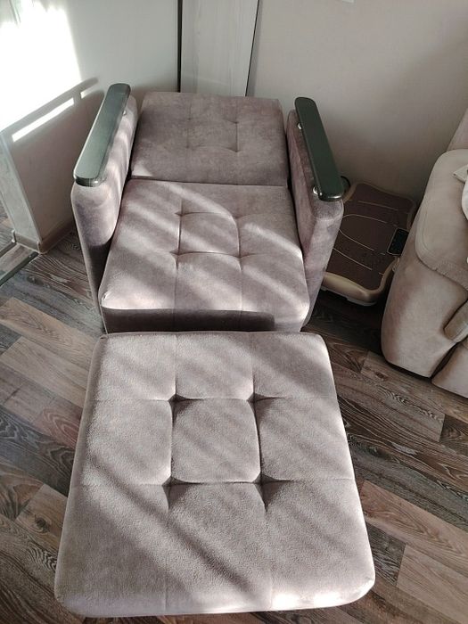 Продам кресло вместе с пуфикам