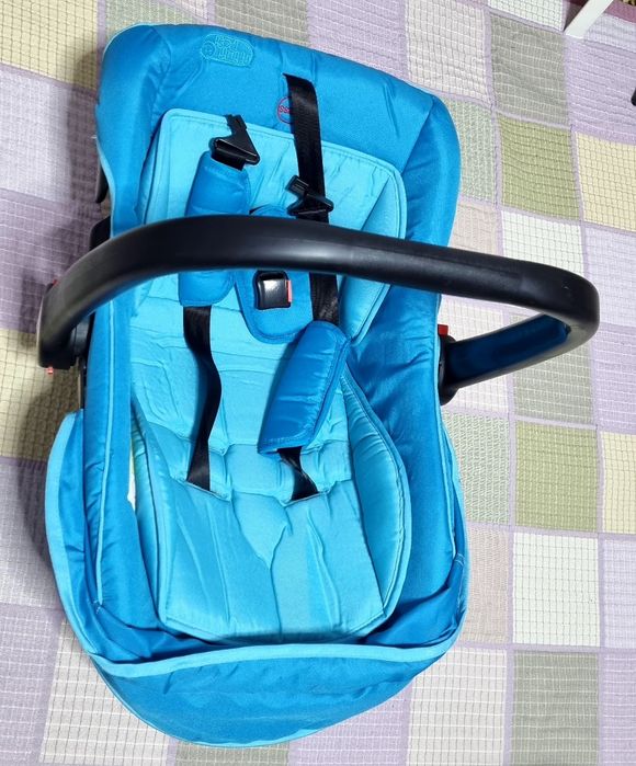 Scoică auto bebe 0–13 kg (Grupa 0+) cu copertină – stare excelentă