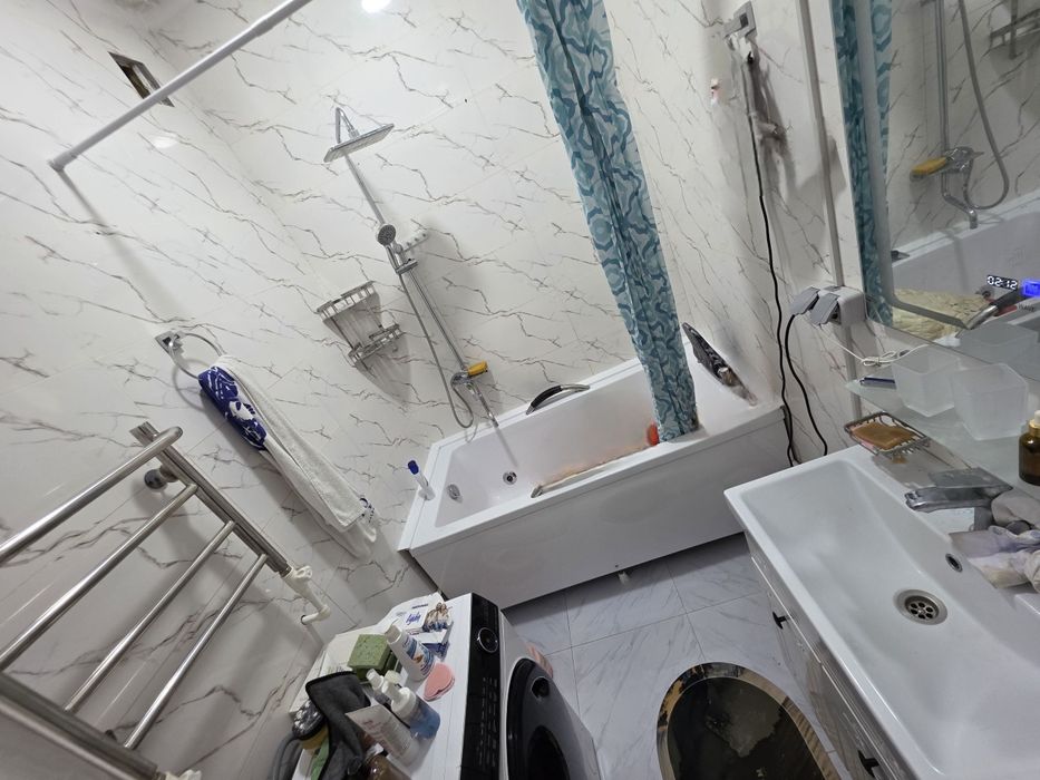 Фарғона шахар хокимяти олдида Янги курилган Дом 3х квартира