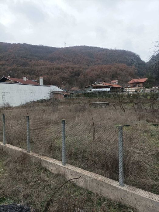 Продавам имот в село Железница,област благоевград.