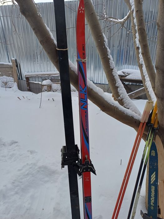 Продам лыжи, снегоход, коньки.