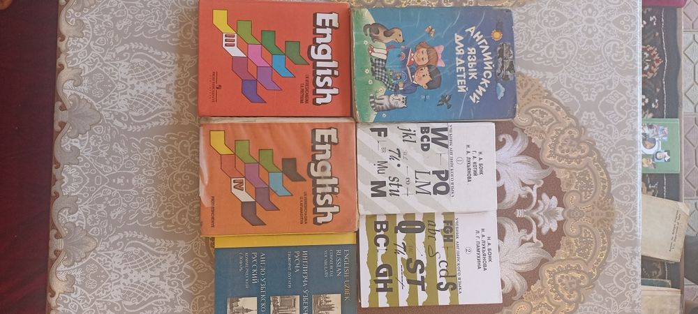 Продаются книги разного жанра. Kitoblar sotiladi