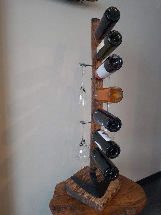 Стойка за вино и чаши