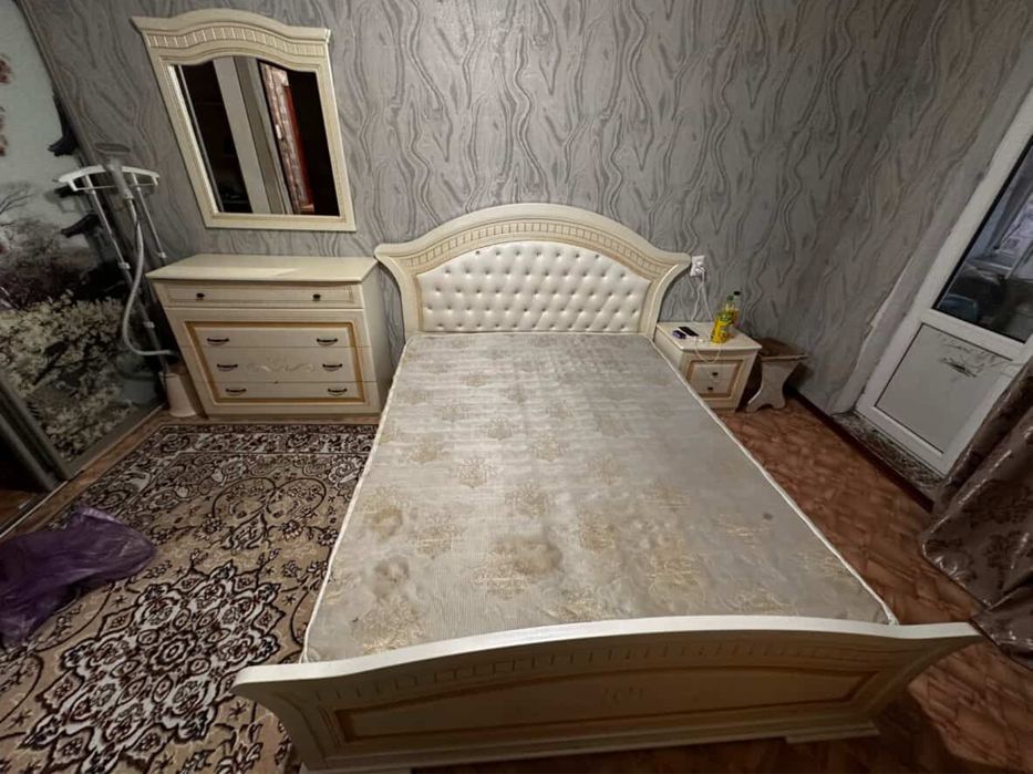 Продам спальный гарнитур
