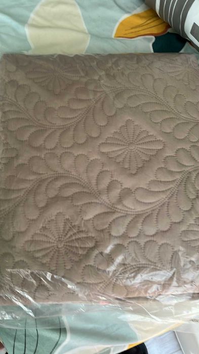 Продавам шалтета/покривала за легла и дивани/