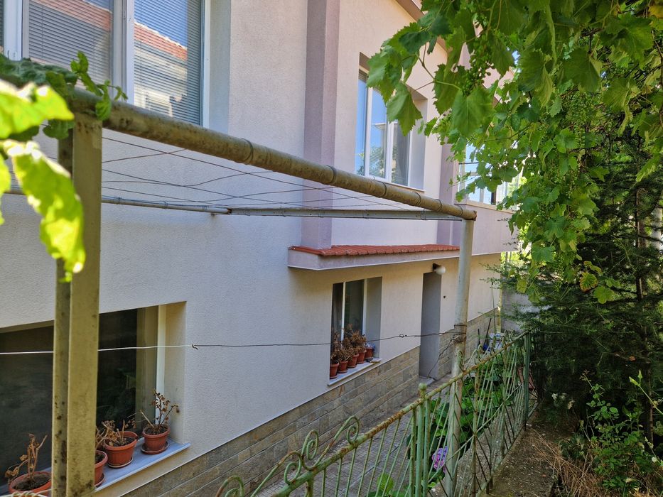 Продавам етаж от къща в Асеновград!